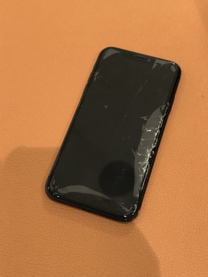 保護フィルムをしていたが割れてしまったiPhone11（アイフォンイレブン）の画面修理を行いました!