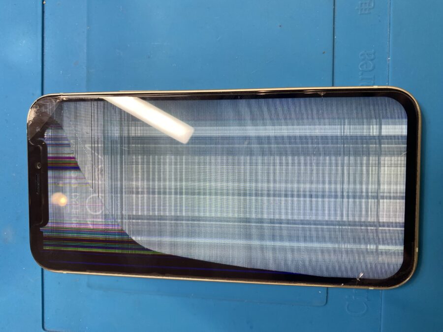 パネルが割れ液晶の映らないiPhone12(アイフォントゥエルブ)パネルの交換を行いました!