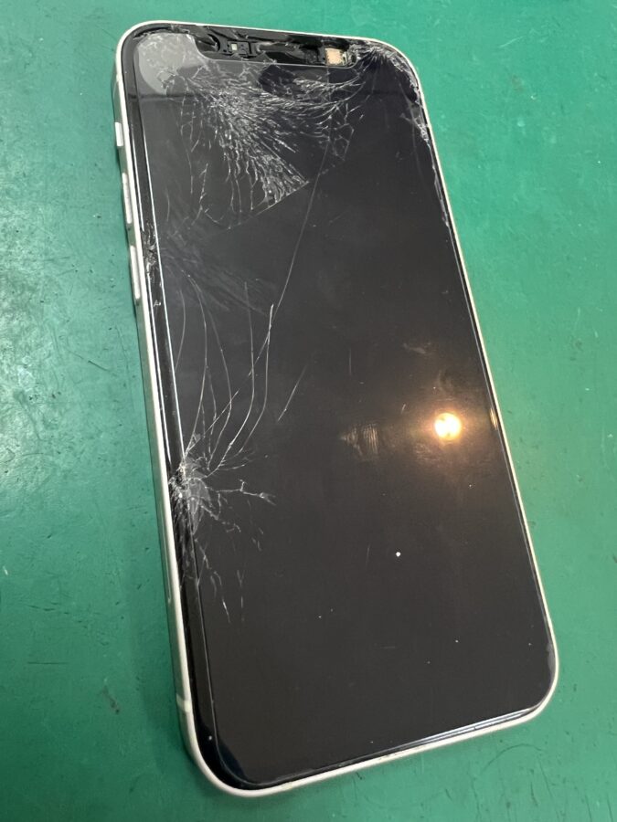 江戸川区からお越しのお客様よりiPhone12 miniの画面修理のご依頼を
