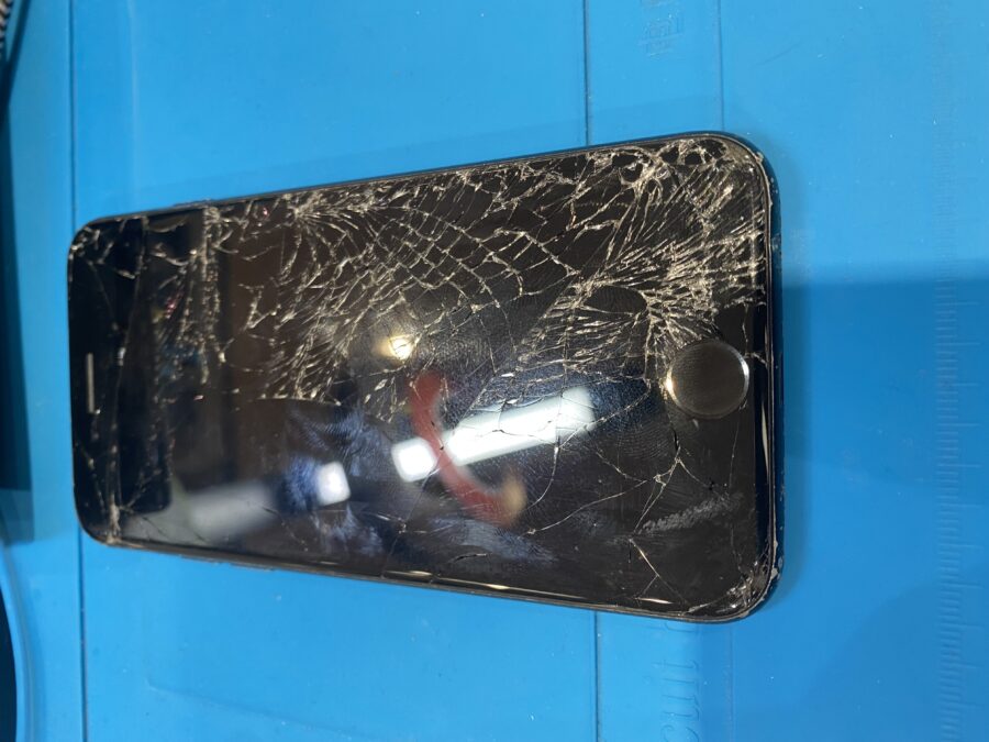 ガラスが割れ映りもしないiPhone7(アイフォンセブン)パネル交換を行いました!【スマホ修理工房仙台PARCO2店】