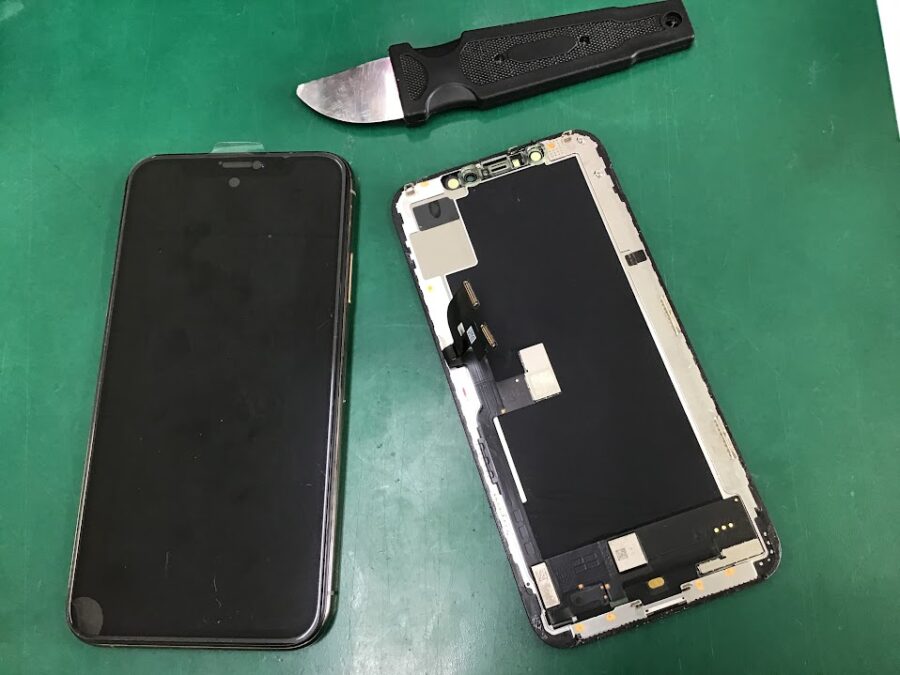 iPhoneXSのガラス割れ修理！最短即日・データそのままで修理対応可能です♪【スマホ修理工房王子店】