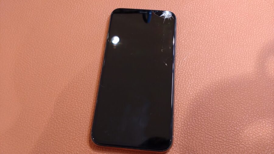 ぶつけてひび割れてしまったiPhone11Pro（アイフォン）の修理を行いました!【スマホ修理工房仙台パルコ2店】