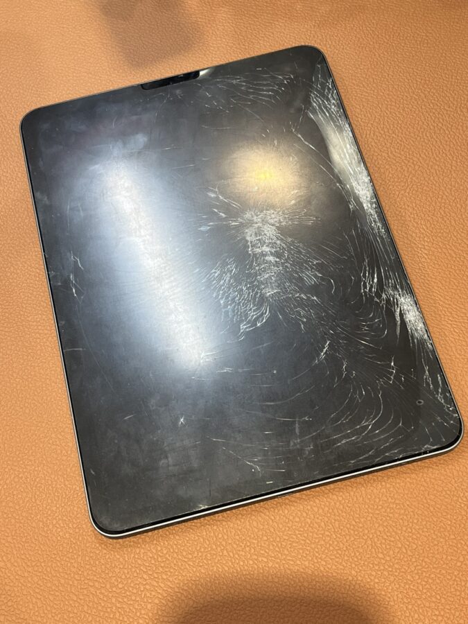 画面全体が大きく割れてしまったiPadAir4(アイパッド)若林区よりお持ち頂きました。【スマホ修理工房仙台パルコ2店】