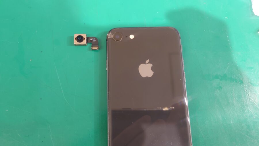 iPhoneのカメラに黒点が出てしまったらどうする？iPhone8のカメラも即日修理可能です【スマホ修理工房新宿PePe店】