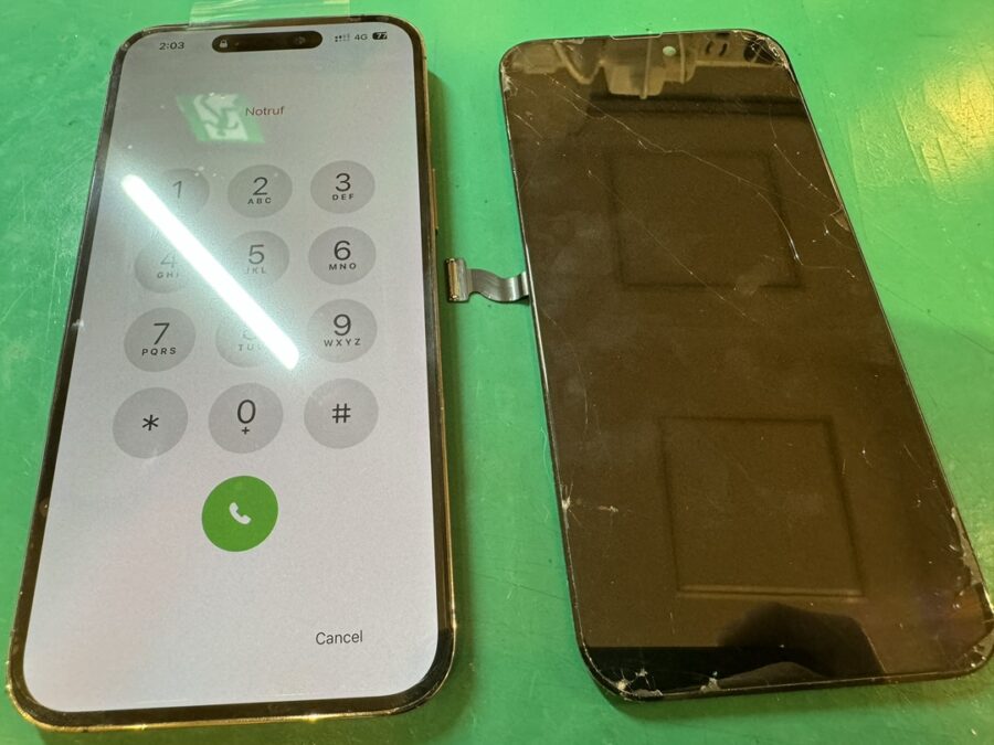 画面の点かないiPhone14Proも修理可能！当店なら最短30分程度で画面交換可能です！【スマホ修理工房　新宿PePe店】