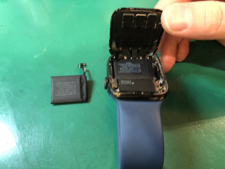AppleWatch4 44mm(アップルウオッチ)A2008のバッテリー交換を行いました！【スマホ修理工房　新宿PePe店】