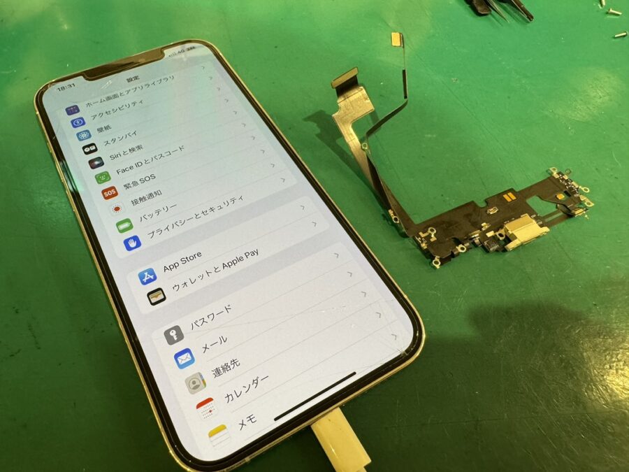 突然充電できないiPhone12ProMax、バッテリー交換では直らない⁉︎【スマホ修理工房新宿PePe店】