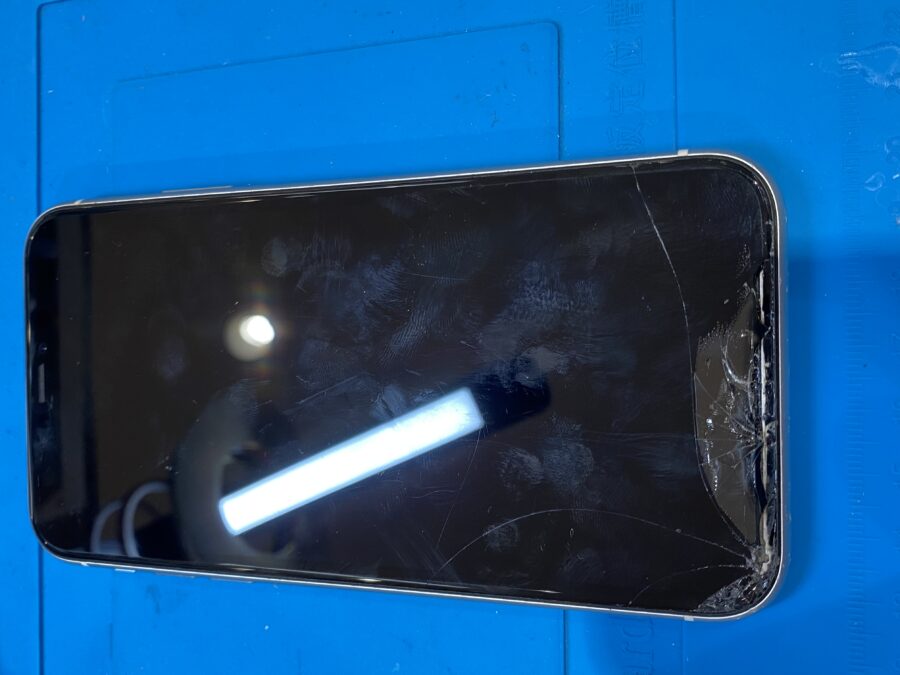 画面の映らないiPhone11(アイフォンイレブン)パネル交換を行いました!【スマホ修理工房仙台PARCO2店】