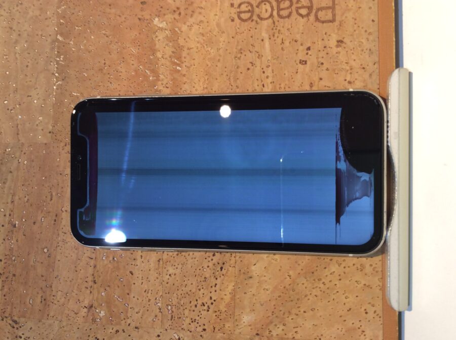 iPhone11(アイフォン11)端末に気づかず載ってしまい画面が壊れてしまった( ;∀;)そんな時は広島市内最安値で修理が可能