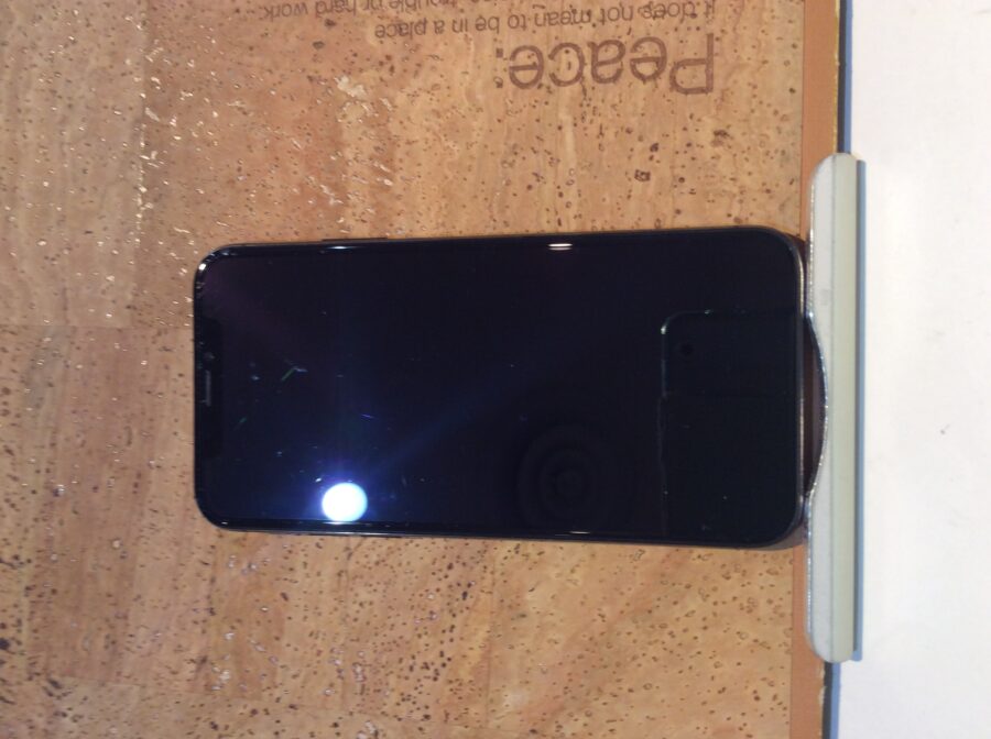 iPhoneX(アイフォンX)落としてしまい画面が割れて表示ができなくなった…( ;∀;)そんな時は広島市内最安値で修理が可能