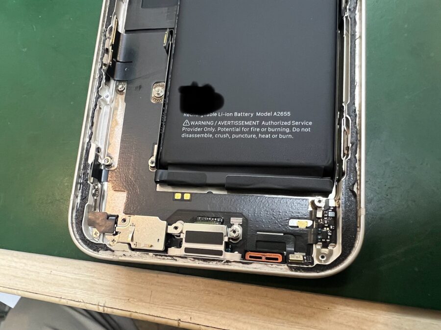 江戸川区からお越しのお客様よりiPhone13充電ドック交換のご依頼をいただきました！