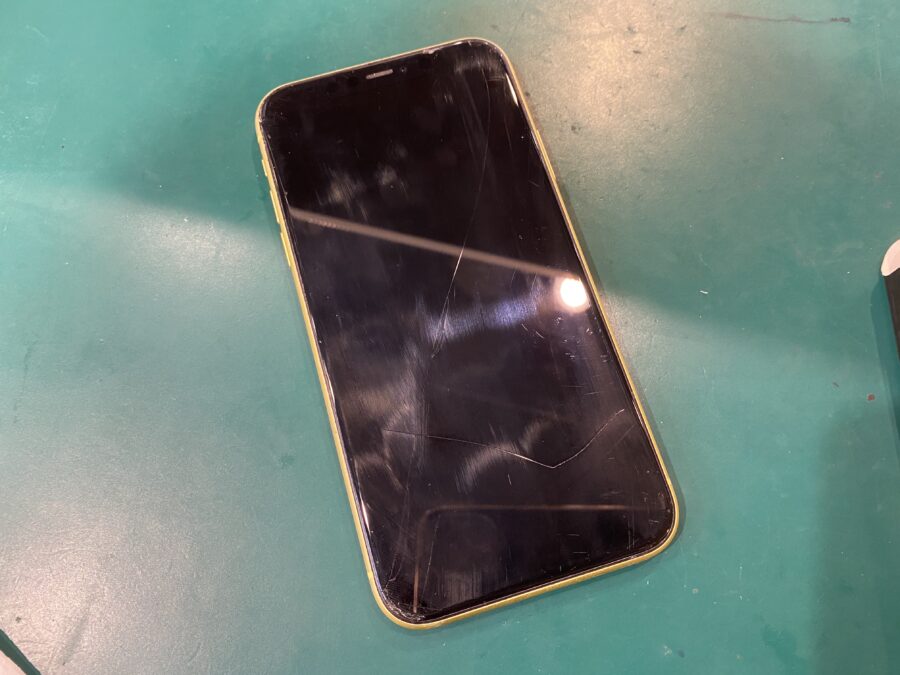 ガラスの割れたiPhone 11(アイフォン)を修理しに来ました！ - 即日修理のスマホ修理工房ペリエ千葉店