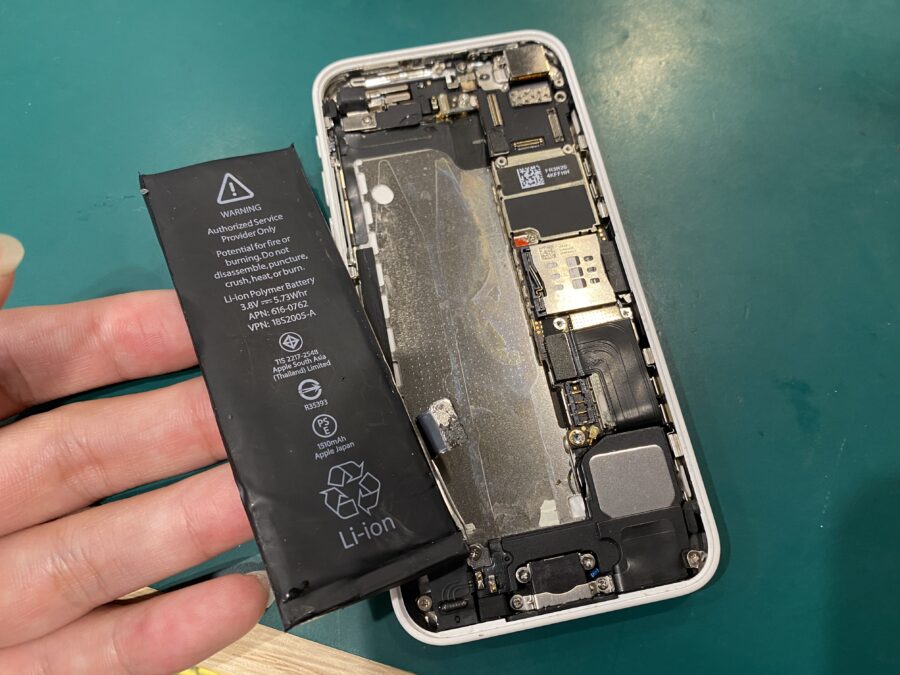 懐かしみを感じれば初めて知る人も。iPhone 5c(アイフォン)のバッテリー交換です。 - 即日修理のスマホ修理工房ペリ