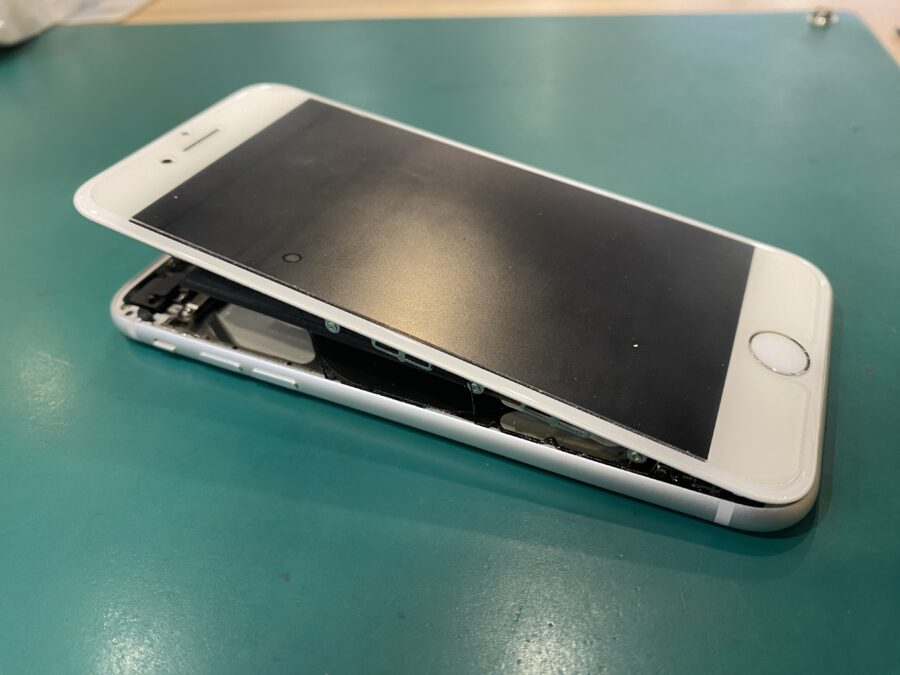 ものすごくバッテリーが膨らんだiPhone 8(アイフォン)を修理しましょう！ - スマホ修理工房ペリエ千葉店