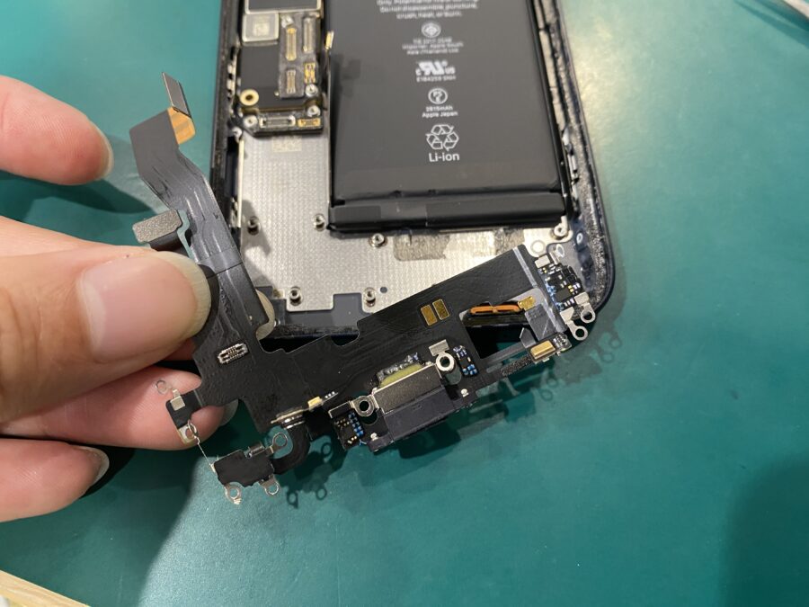 iPhone 12(アイフォン)の充電コネクタ交換を実施しました！ - スマホ修理工房ペリエ千葉店