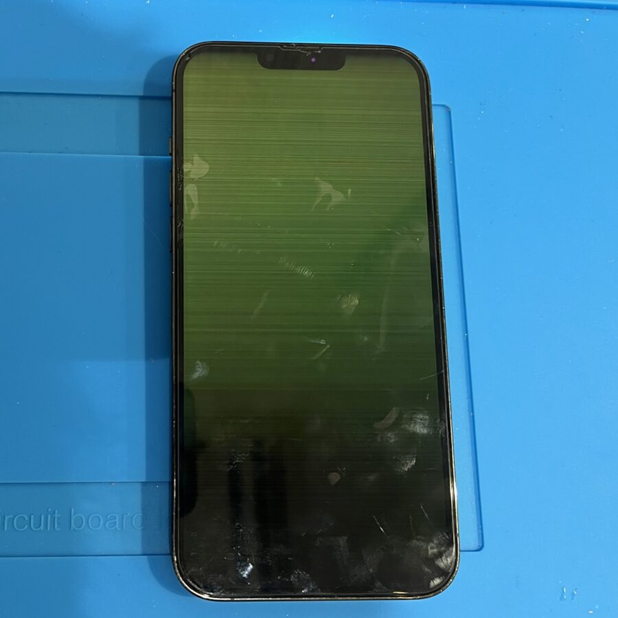 iPhone13ProMax（アイフォン）の画面が緑色になって何も見えない！スマホ修理工房渋谷店で即日修理対応いたします。。