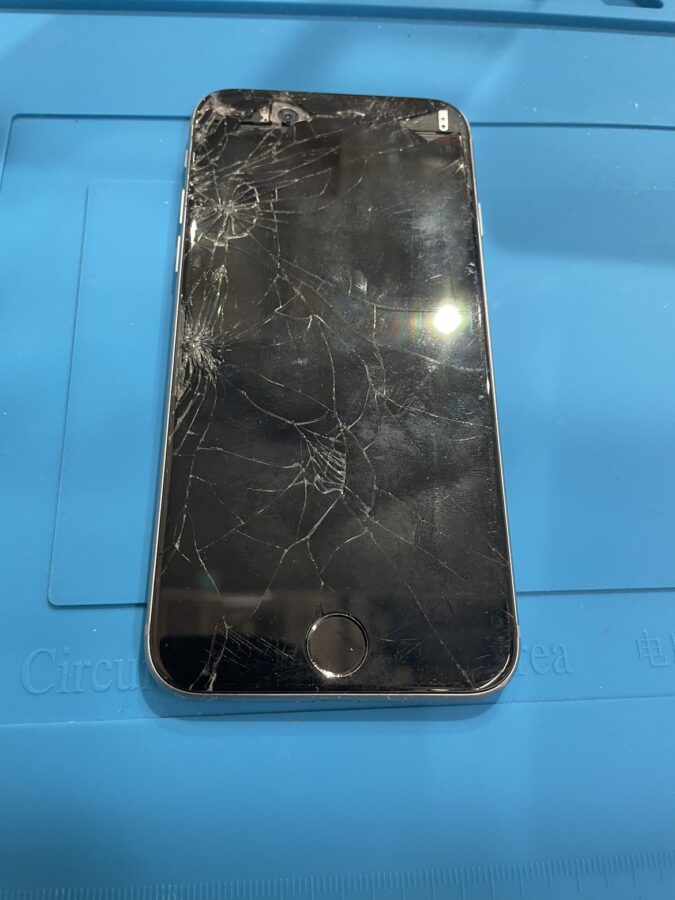 iPhoneSE2の内部が見えてしまうくらいの画面割れでも【スマホ修理工房池袋P'パルコ店】でなら修理可能です!