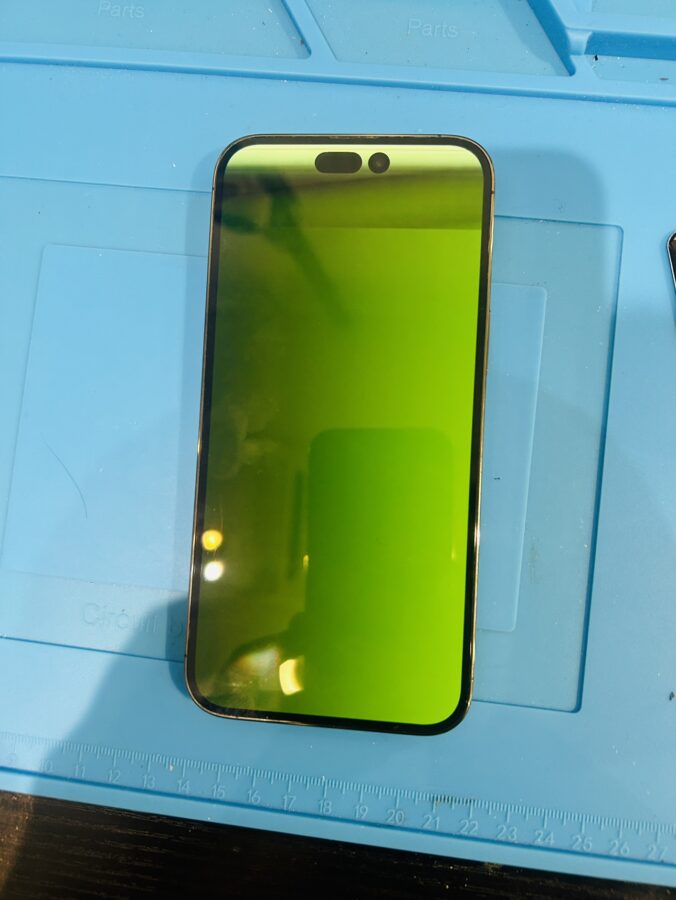 iPhone14ProMax(アイフォン14プロマックス）の液晶が緑色に！落下により画面修理￥55,880（税込）～／50分～