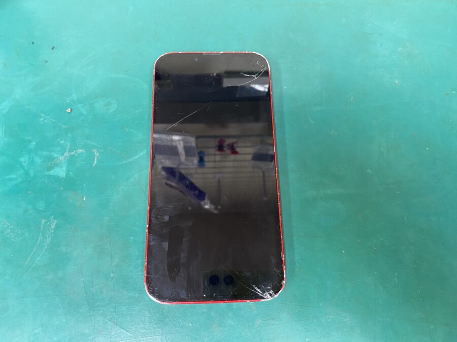 江東区西大島、亀戸近くのスマホ修理店！iPhone13(アイフォン)画面が割れて操作できない。液晶が映らない部分がある。