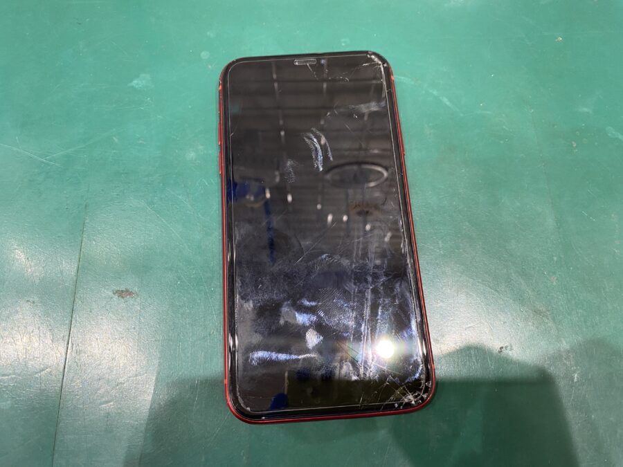 江東区西大島、亀戸近くのスマホ修理店！iPhoneXR(アイフォン)画面が割れて操作できない。