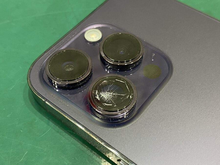 江東区西大島、亀戸近くのスマホ修理店！iPhone14Pro(アイフォン)カメラのレンズが割れてしまった。