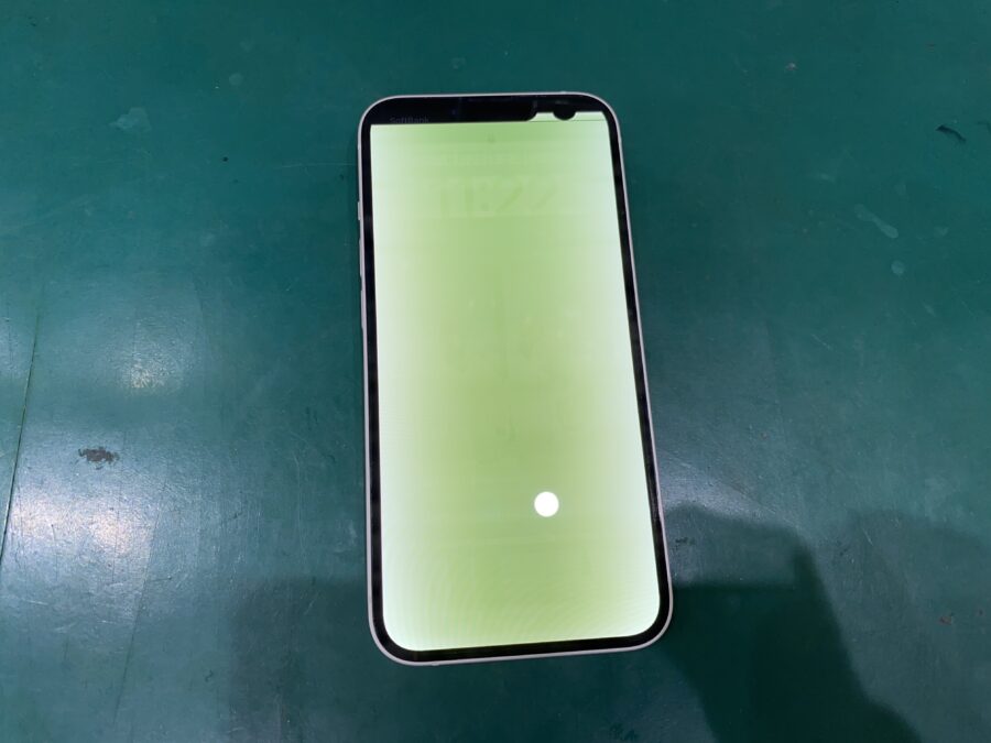 江東区西大島、亀戸近くのスマホ修理店！iPhone14(アイフォン)落として画面が緑色。これって直るの？