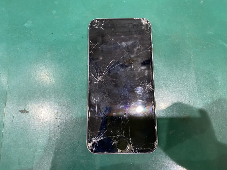 江東区西大島、亀戸近くのスマホ修理店！iPhone6S(アイフォン)画面がバキバキ。古い機種だけど大丈夫？