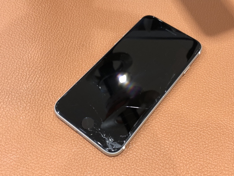 落としたら派手に割れてしまった…iPhoneSE（アイフォン）第二世代の画面修理を行いました!【スマホ修理工房仙台パルコ2店】