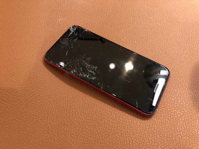 外でアプリゲームをしていたらコンクリートに落としてしまった…iPhoneSE2(アイフォンエスイーツー)の画面修理を行いました！