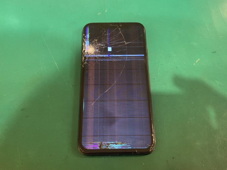 画面が壊れてしまったiPhoneXS（アイフォン）もお渡し迄まで約30分で修理完了！【スマホ修理工房　新宿PePe店】