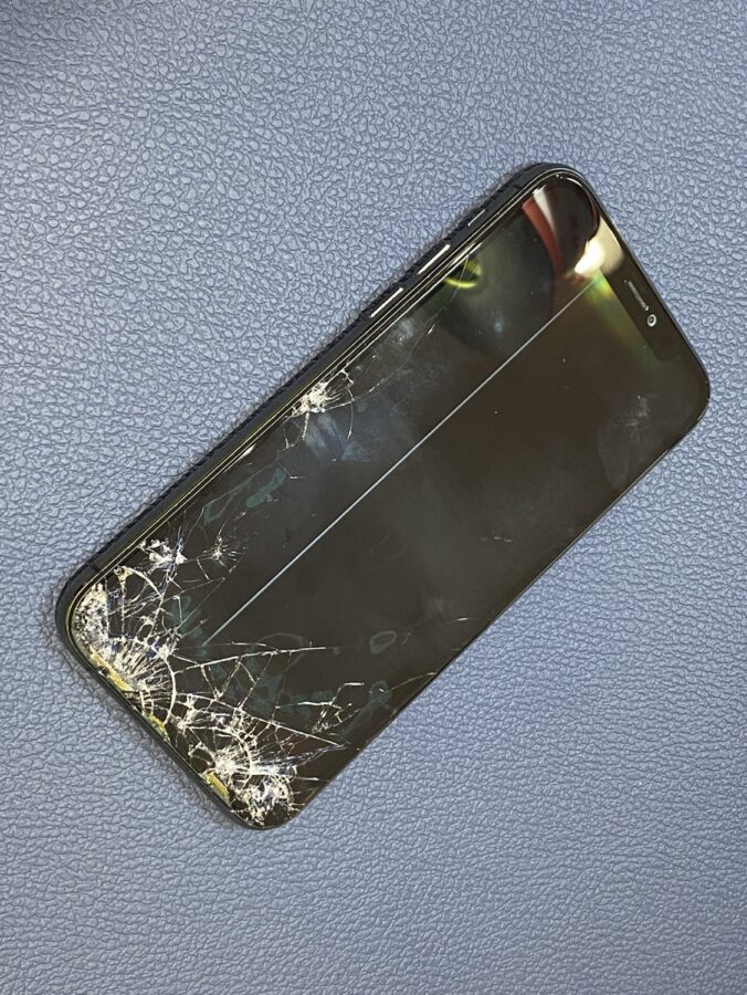 液晶不良の起こったiPhone11Pro(アイフォン)パネル修理を行いました!【スマホ修理工房仙台パルコ2店】