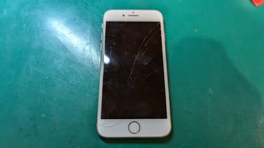 iPhone8（アイフォン）の画面がひび割れたら！当店まだまだ部品取り扱っております！修理ならお任せください！