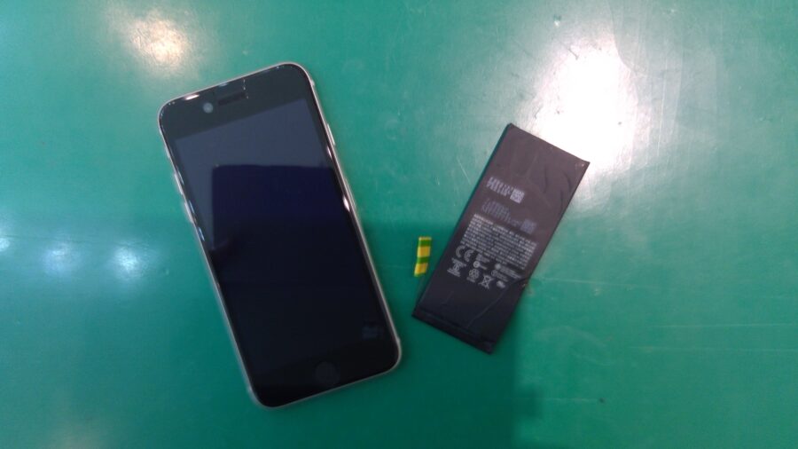 なんだか最近バッテリー持ちが悪いかも……。そんな時は即日修理対応のスマホ修理工房イオンモール羽生店にお任せください！