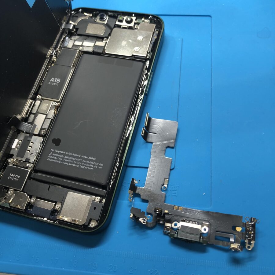 充電ができなくなったiPhone13の修理は、最短即日・データそのままで修理の「スマホ修理工房　池袋P'パルコ本店」