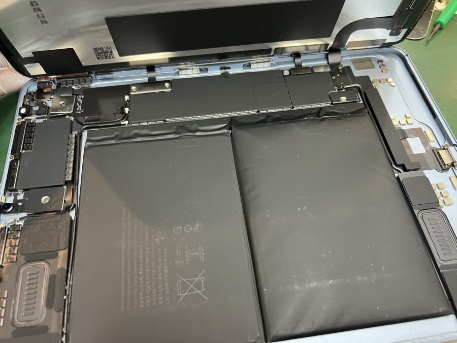 千葉県市川市からお越しのお客様よりiPad Air4 バッテリー膨張修理のご依頼をいただきました！