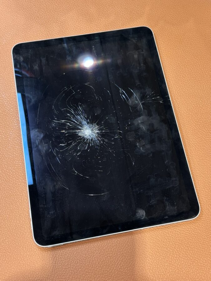 ガラスが大きく割れたiPadAir4(アイパッドエアーフォー)修理を行いました!【スマホ修理工房仙台PARCO2店】