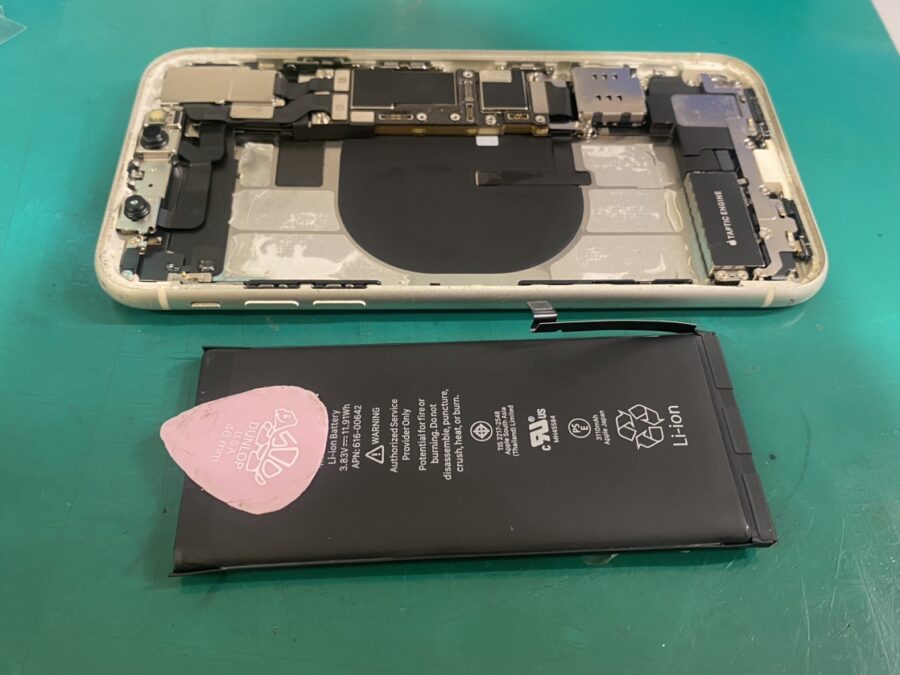 iPhone11(アイフォン)がバッテリーの膨張でリンゴループに！！【スマホ修理工房新宿PePe店】