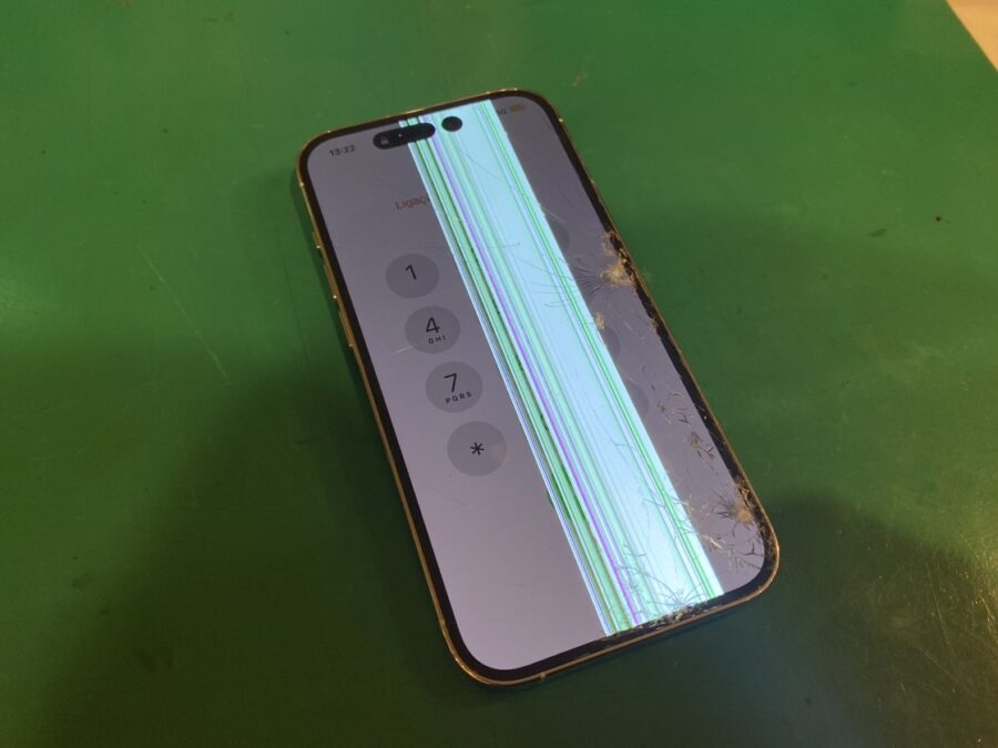 突然の画面割れでも対応！iPhone14Pro(アイフォン)の修理も予約不要で画面交換！！✨【スマホ修理工房新宿PePe店】