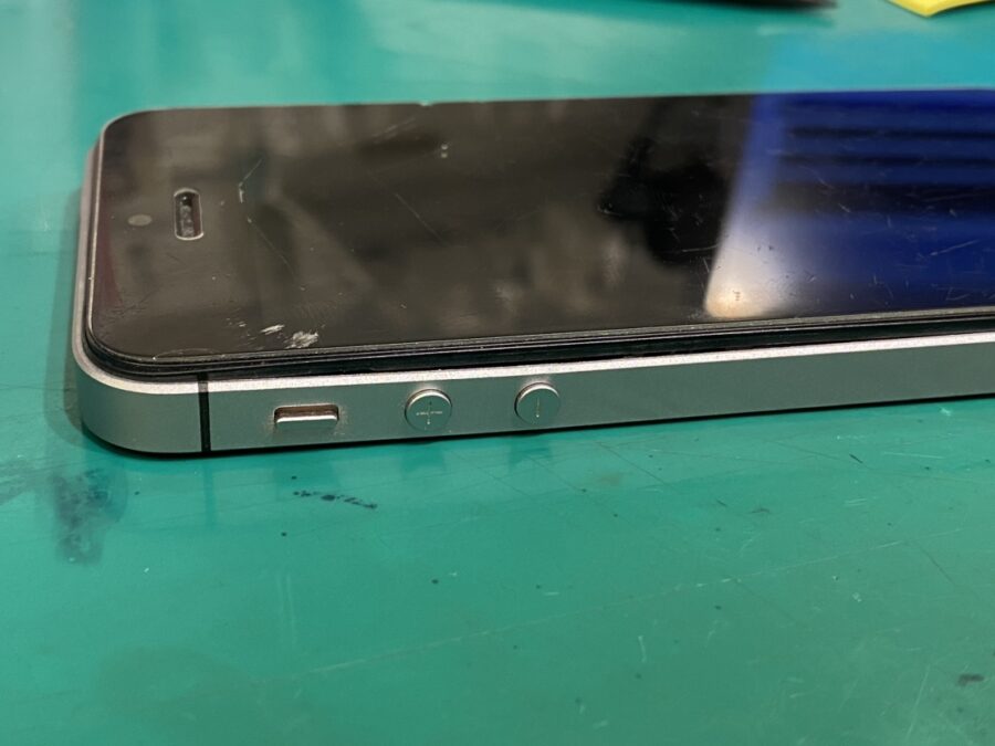 iPhoneSE初代（アイフォン）のバッテリー交換なら当店にお任せ！【スマホ修理工房新宿PePe店】
