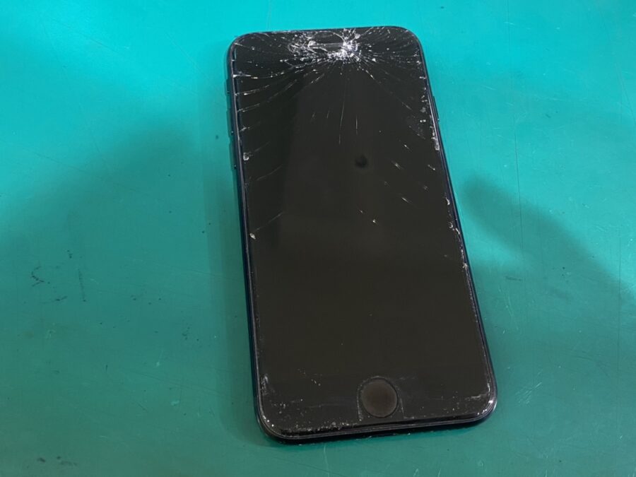 内部が見えるほどのガラス割れ😲そんなiPhoneSE3（アイフォン）でも画面交換できます！【スマホ修理工房新宿PePe店】