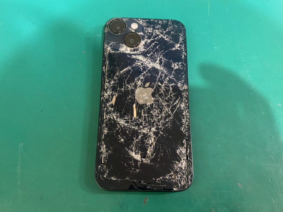 この状態から修理完了！？バキバキでも画面交換だけで直るかも！iPhone14 画面交換【スマホ修理工房新宿PePe店】