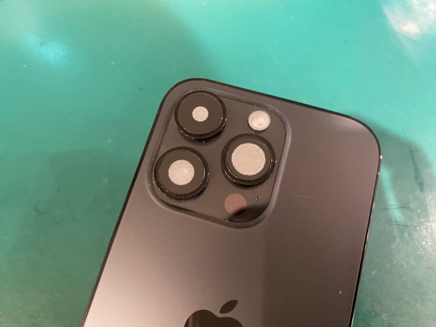 iPhoneの中に水滴！？急にカメラが曇ってしまった場合でも当店へお任せください！【スマホ修理工房新宿PePe店】