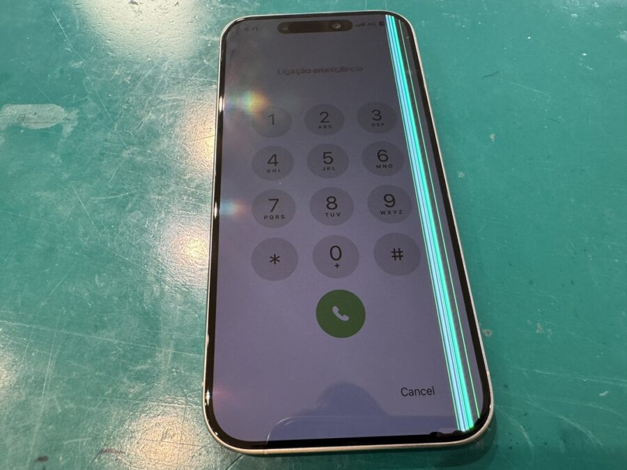 最新iPhone15Pro（アイフォン）の液晶表示不良の対応OKです☆【スマホ修理工房新宿PePe店】で即日修理♬