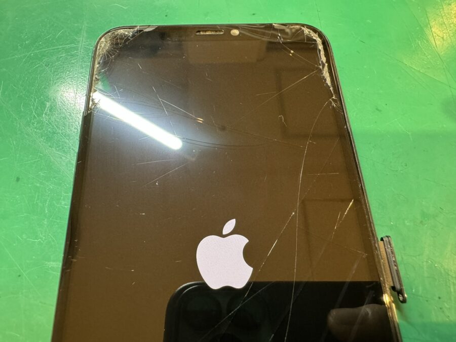 水没修理急増中‼iPhone11Pro（アイフォン）の水濡れ起動不可も【スマホ修理工房新宿PePe店】で即日修理できるかも