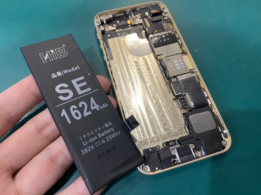 やはり小さいのが好ましい。iPhone SE(アイフォン)のバッテリー交換 - スマホ修理工房ペリエ千葉店