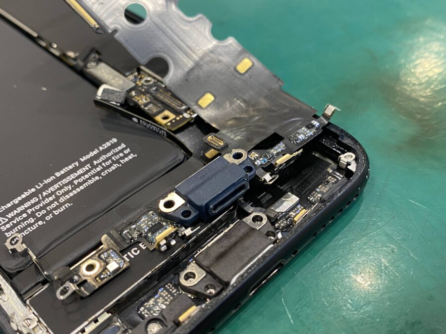 充電できなくなったiPhoneSE3(アイフォン)を即日修理！スマホ修理工房ペリエ千葉店へご相談ください！