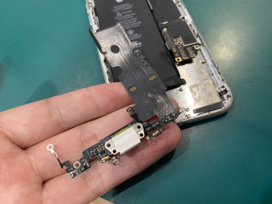 充電反応しなくなりました。iPhone SE2(アイフォン)の充電コネクター修理 - スマホ修理工房ペリエ千葉店