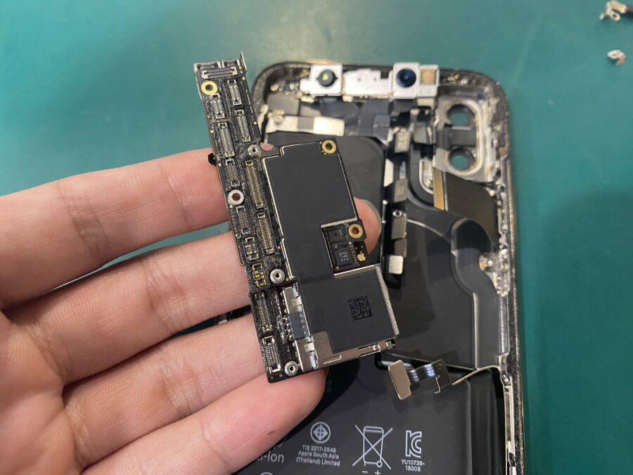 水に濡らしちゃいまして…iPhone XS(アイフォン)の修理対応 - スマホ修理工房ペリエ千葉店
