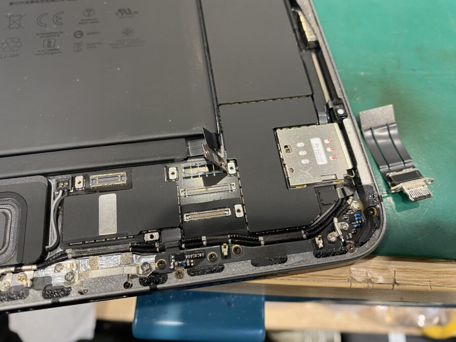 iPadmini(アイパッドミニ)6を充電しようとすると水滴の検出が！コネクター交換が必要ですので当店にご相談下さいませ！【iP