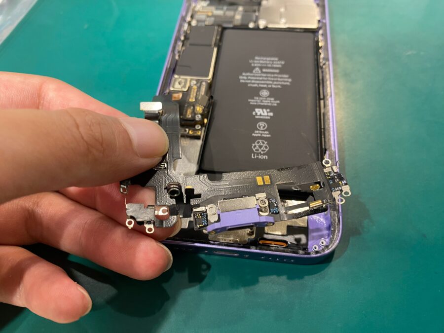 全く反応しなくなりました！iPhone 12(アイフォン)の充電コネクター修理 - スマホ修理工房ペリエ千葉店